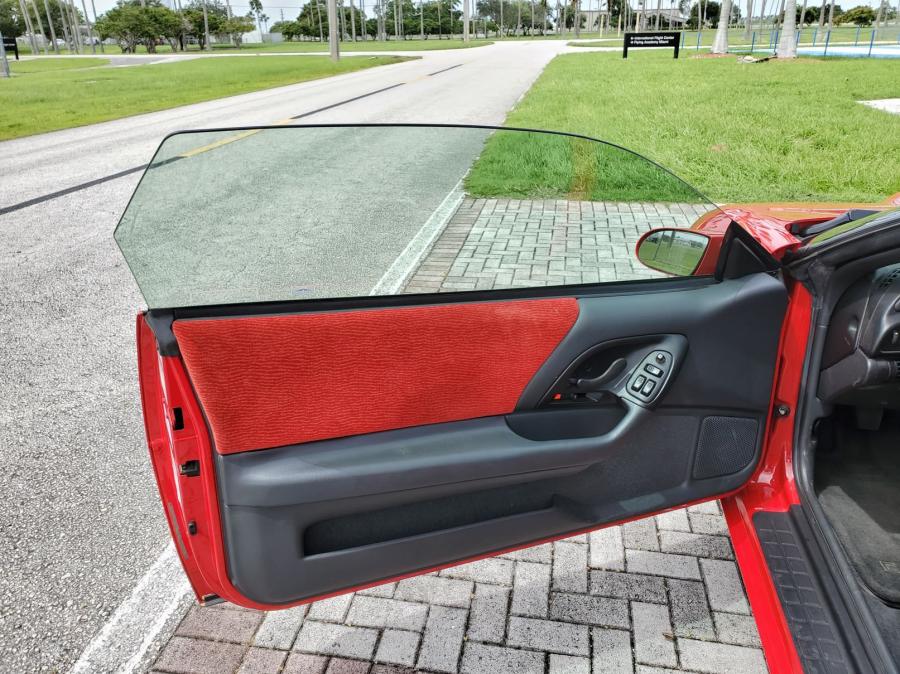 Детали интерьера Chevrolet Camaro SS (1710) 1996 года  (фото 57 из 101)
